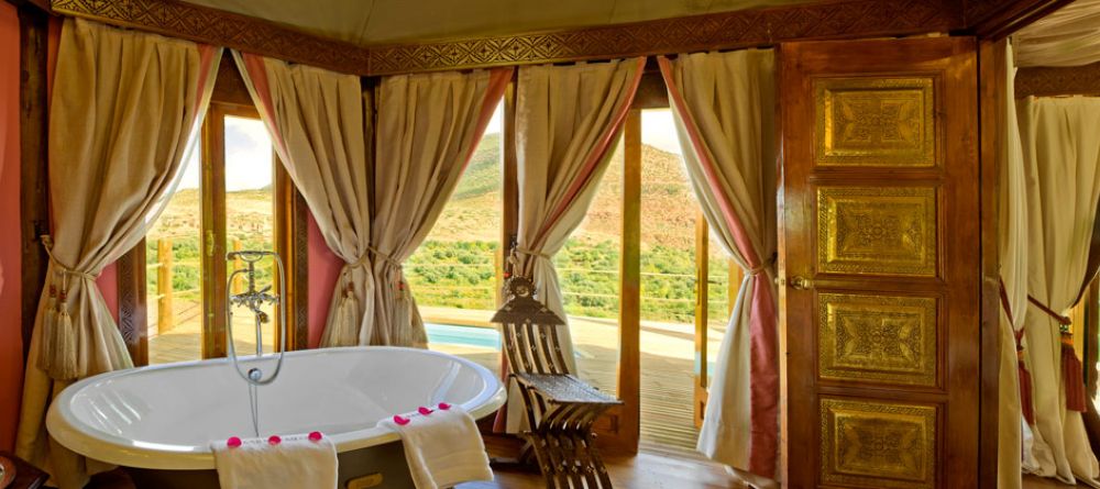 A relaxing bath with stunning vistas - Image 17