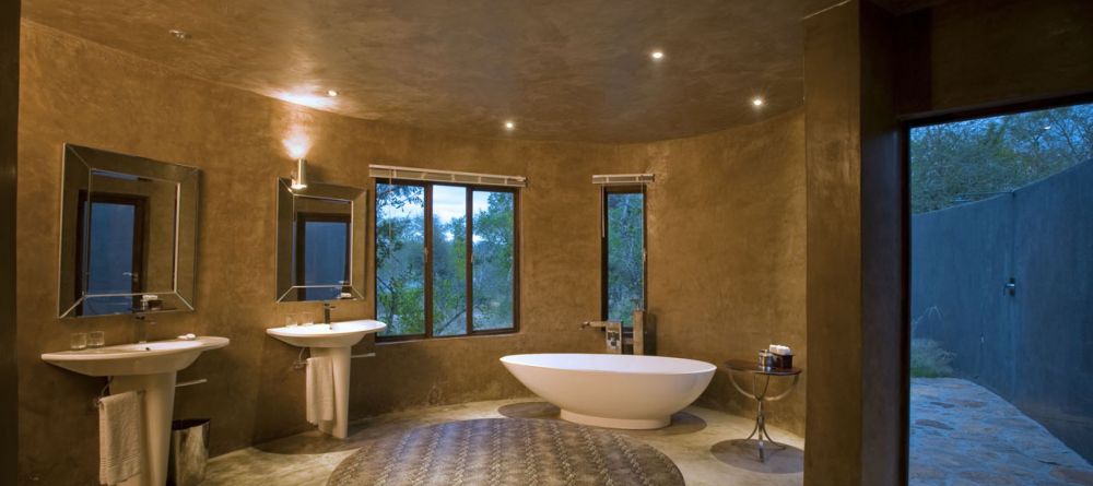 The beautiful modern bathroom at Chitwa House, Sabi Sands Game Reserve, South Africa - Image 4