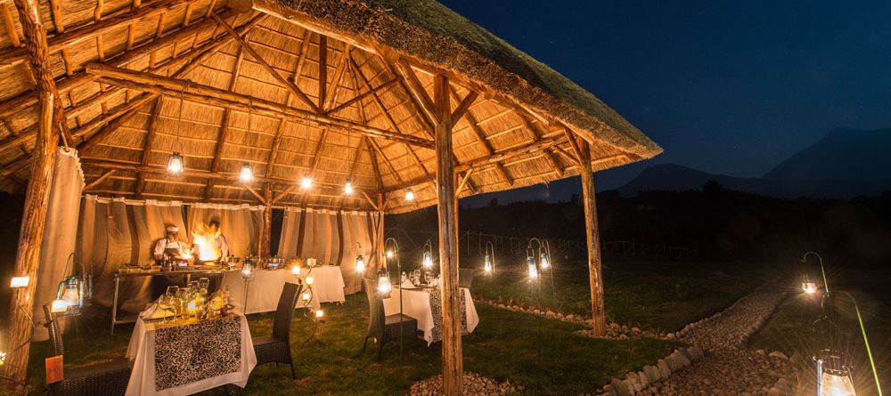 Dining al fresca at Amakoro Songa Lodge - Image 2