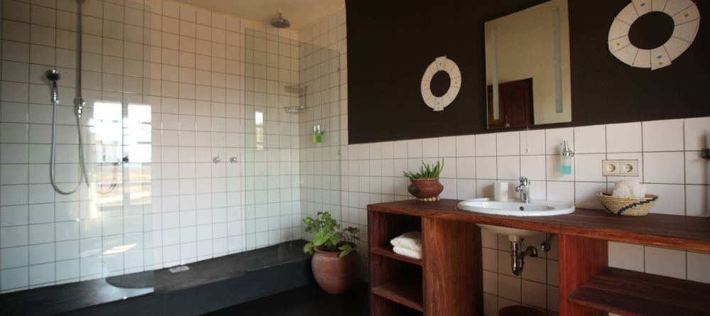 The simple but modern bathrooms at Bashay Rift Lodge, Karatu, Tanzania - Image 13