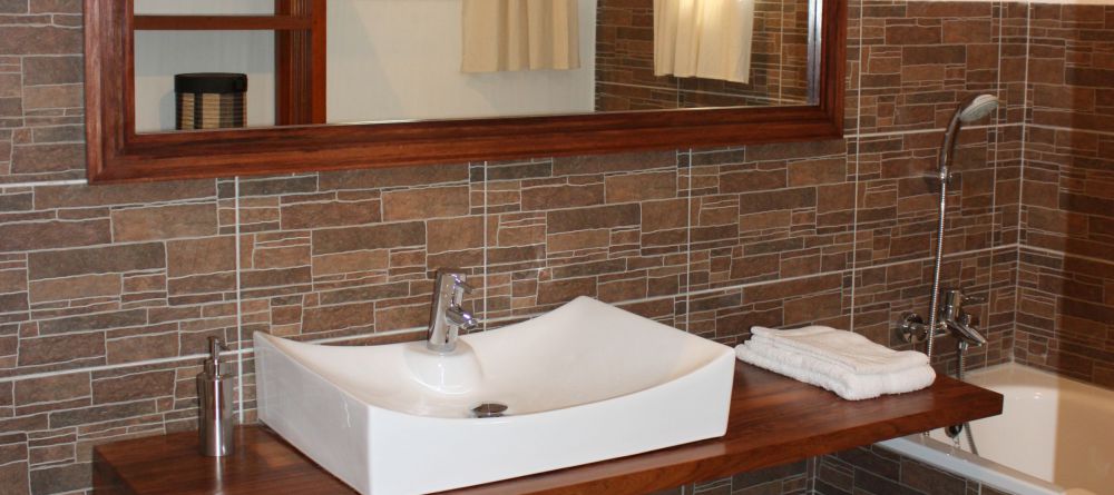 La Dauphin bathroom - Image 5