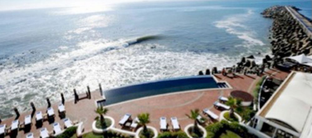 Infinity pool at Radisson Blu Waterfront - Image 4