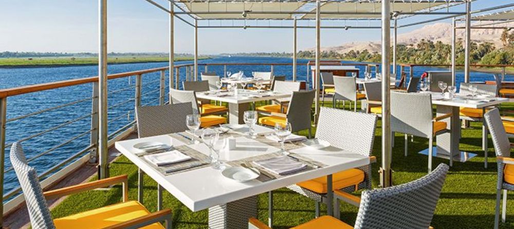 Poolside restaurant - Image 2