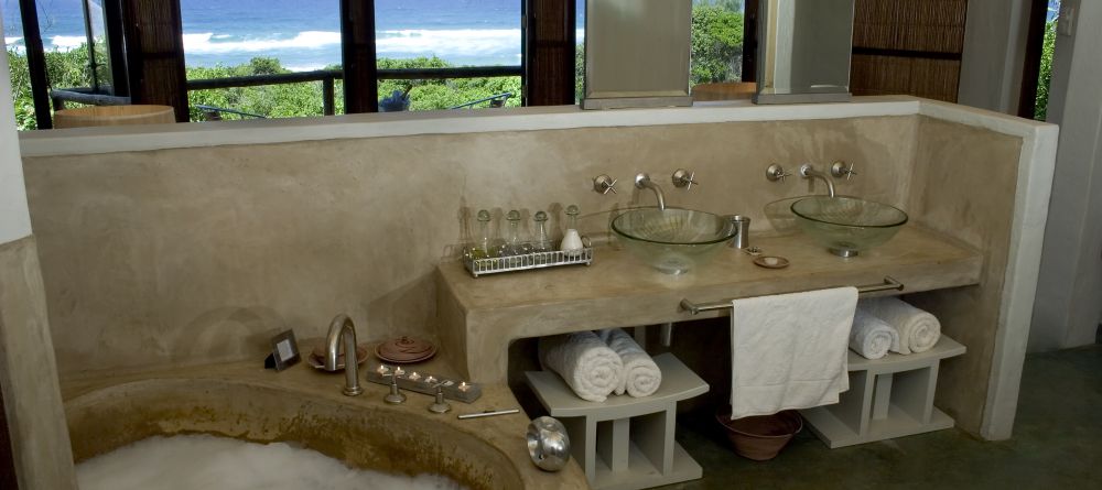 Thonga Beach Lodge - Bathroom and Beach View - Image 9