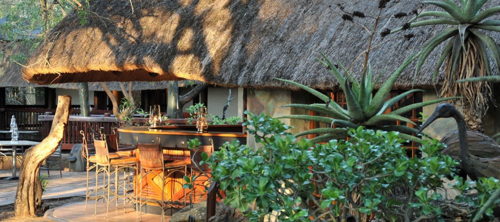 Thornybush Waterside Lodge - Bar and Patio - Image 4