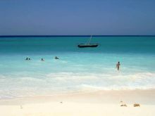 Flame Tree Cottages - Swimming at the Beach