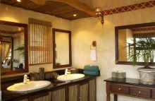 Mkuze Falls Lodge Bathroom