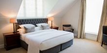river-manor-boutique-hotel-rooms-deluxe-room-bedroom-01