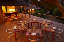 Thonga Beach Lodge - Bar in the Evening
