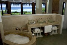 Thonga Beach Lodge - Bathroom and Beach View